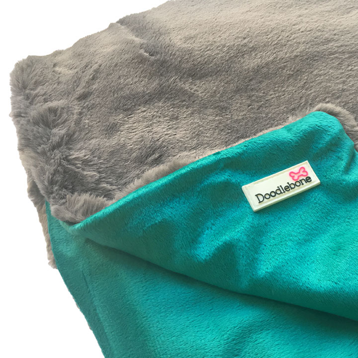 Luxusní měkká deka Doodlebone Blue-Green pro psy pre psov
